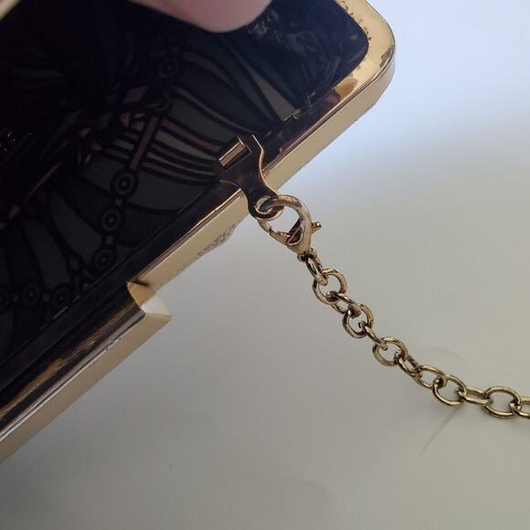 Sondra Roberts Hard Shell Clutch Purse 3D Flowers Chain Strap Clasp Closure NEW - Picture 8 of 16